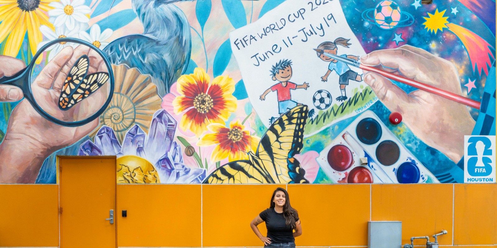 Photograph of Elizabeth Umanzor with her mural.