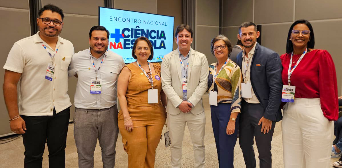 Gestores e docentes da UPE e gestores do Ministério da Ciência, Tecnologia e Inovação, durante o evento.