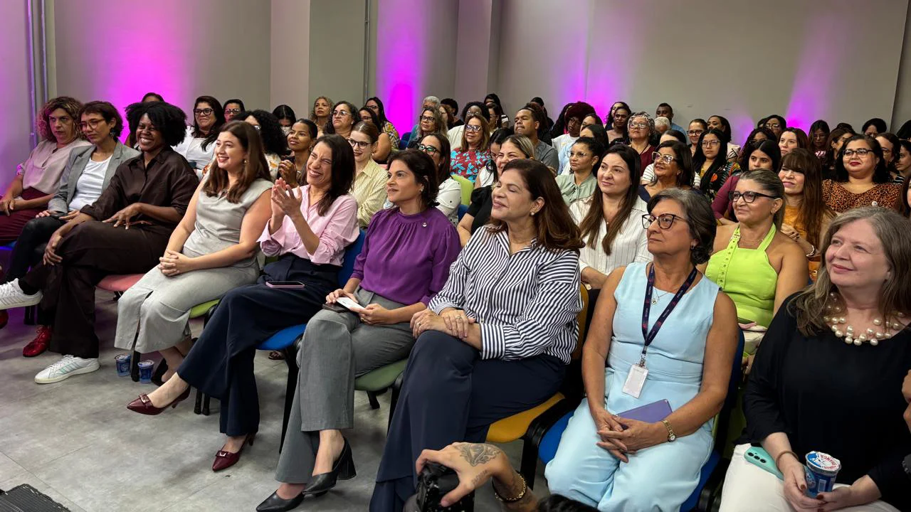 Gestoras da UPE, do Governo de Pernambuco, docentes e gestoras municipais durante a aula inaugural do Curso de Qualificação em Políticas Públicas para as Mulheres
