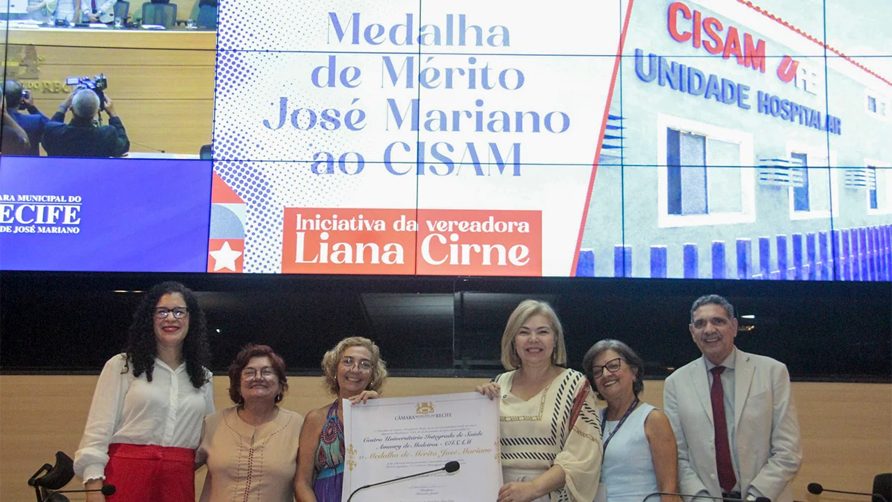 Vereadoras do Recife e gestoras do CISAM e da UPE, durante a solenidade na Câmara Municipal do Recife