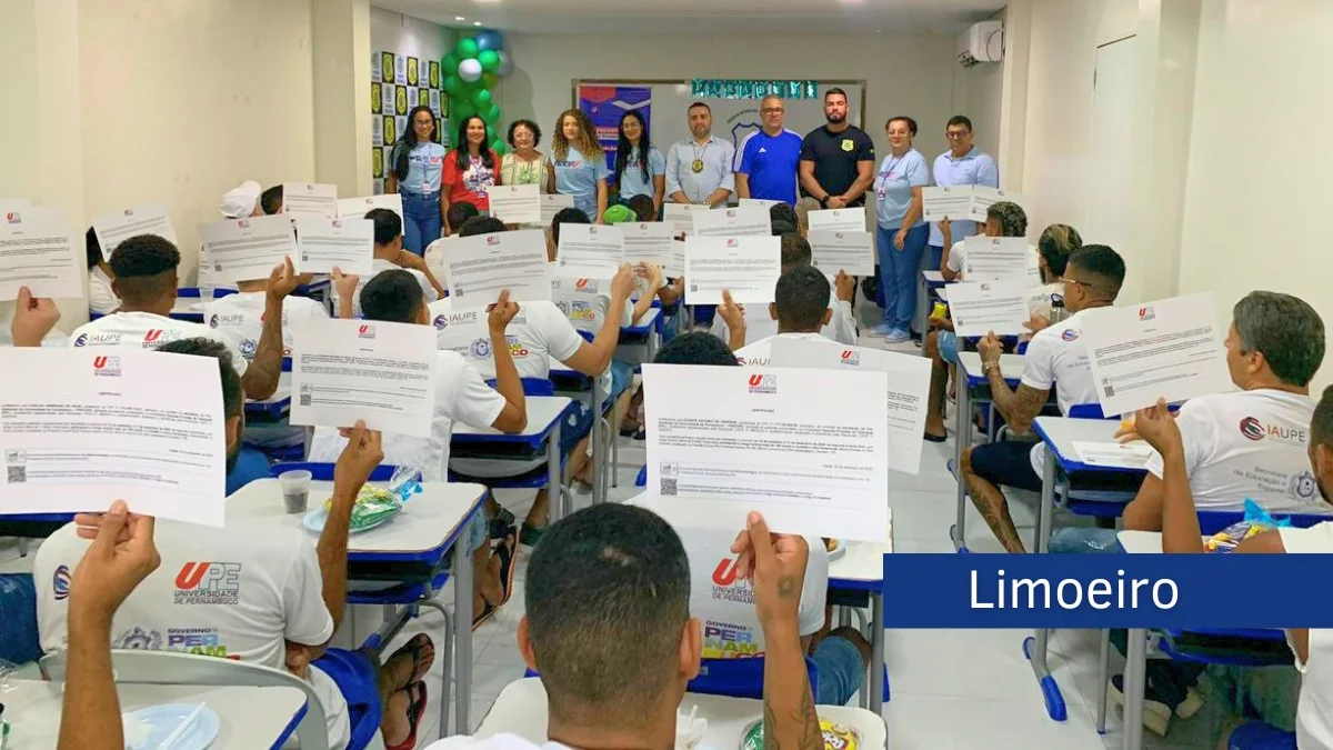 Gestores da UPE, do Governo de Pernambuco e reeducandos presentes na solenidade de encerramento do PREVUPE na Penitenciária Doutor Ênio Pessoa Guerra, em Limoeiro
