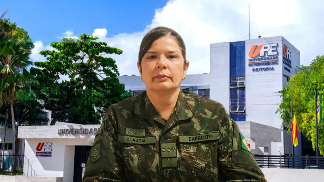 Montagem da foto da coronel Cláudia Gusmão, com a fachada da reitoria da Universidade de Pernambuco (UPE) em segundo plano.