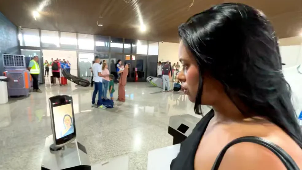 Foto do portal G1 mostrando profissional a serviço da Administração da Ilha de Fernando de Noronha utilizando o sistema de biometria facial, no aeroporto da localidade.