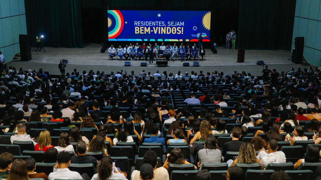 Público presente na recepção dos novos residentes do SUS, realizada pelo Governo de Pernambuco no Centro de Convenções, em Olinda.