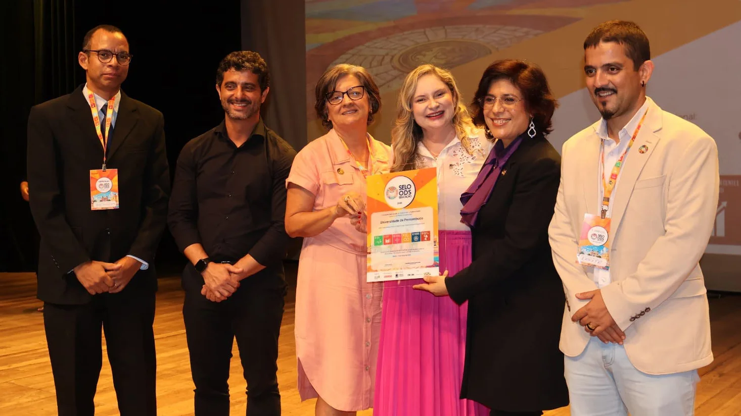 Gestores da Universidade de Pernambuco, do Governo de Pernambuco e da organização do Selo ODS Educação, durante a cerimônia de premiação.