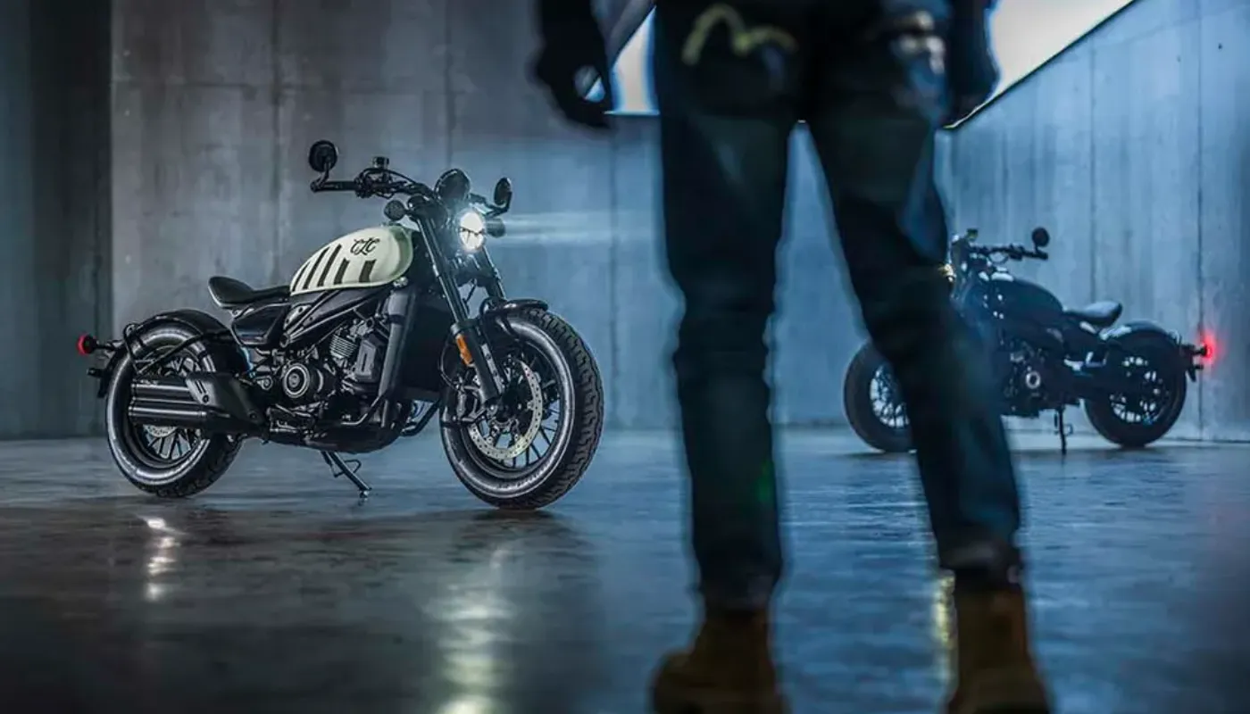 CFMOTO 450 CL-C Bobber com motor bicilíndrico e correia