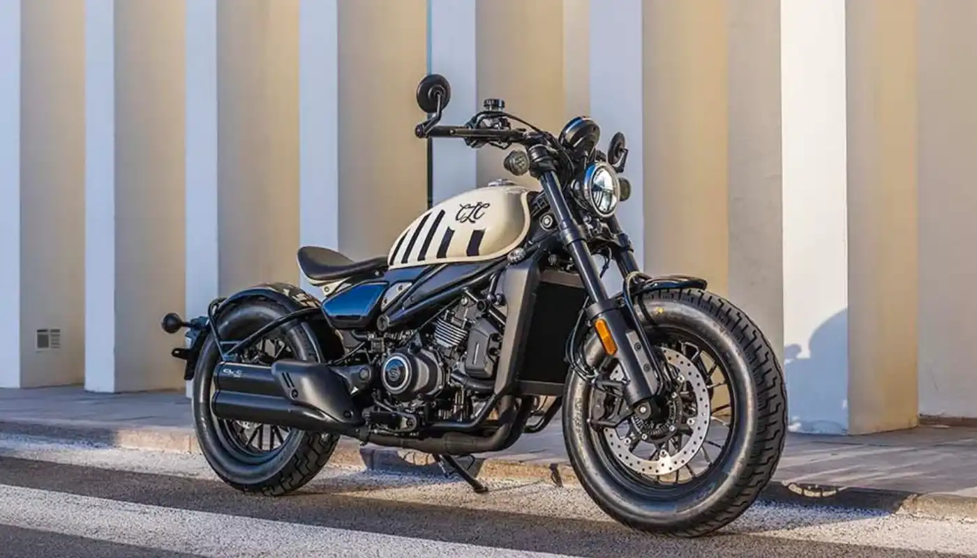 CFMOTO 450 CL-C Bobber nas cores Nebula Black e Ivory White
