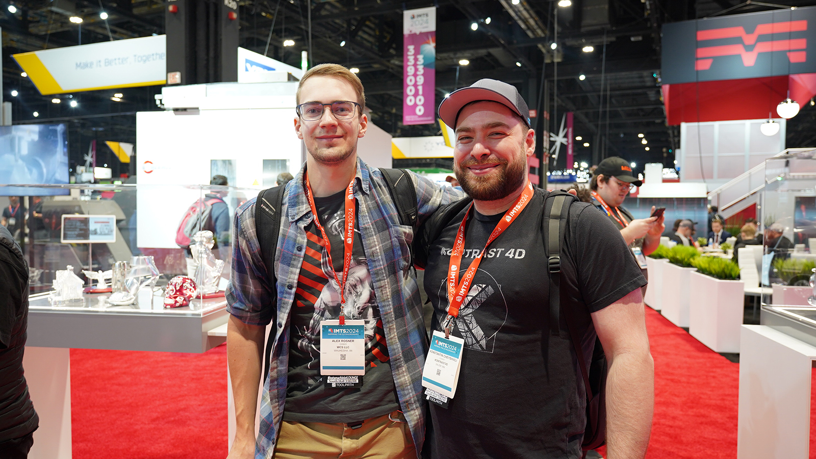 Two attendees posing at HERMLE booth