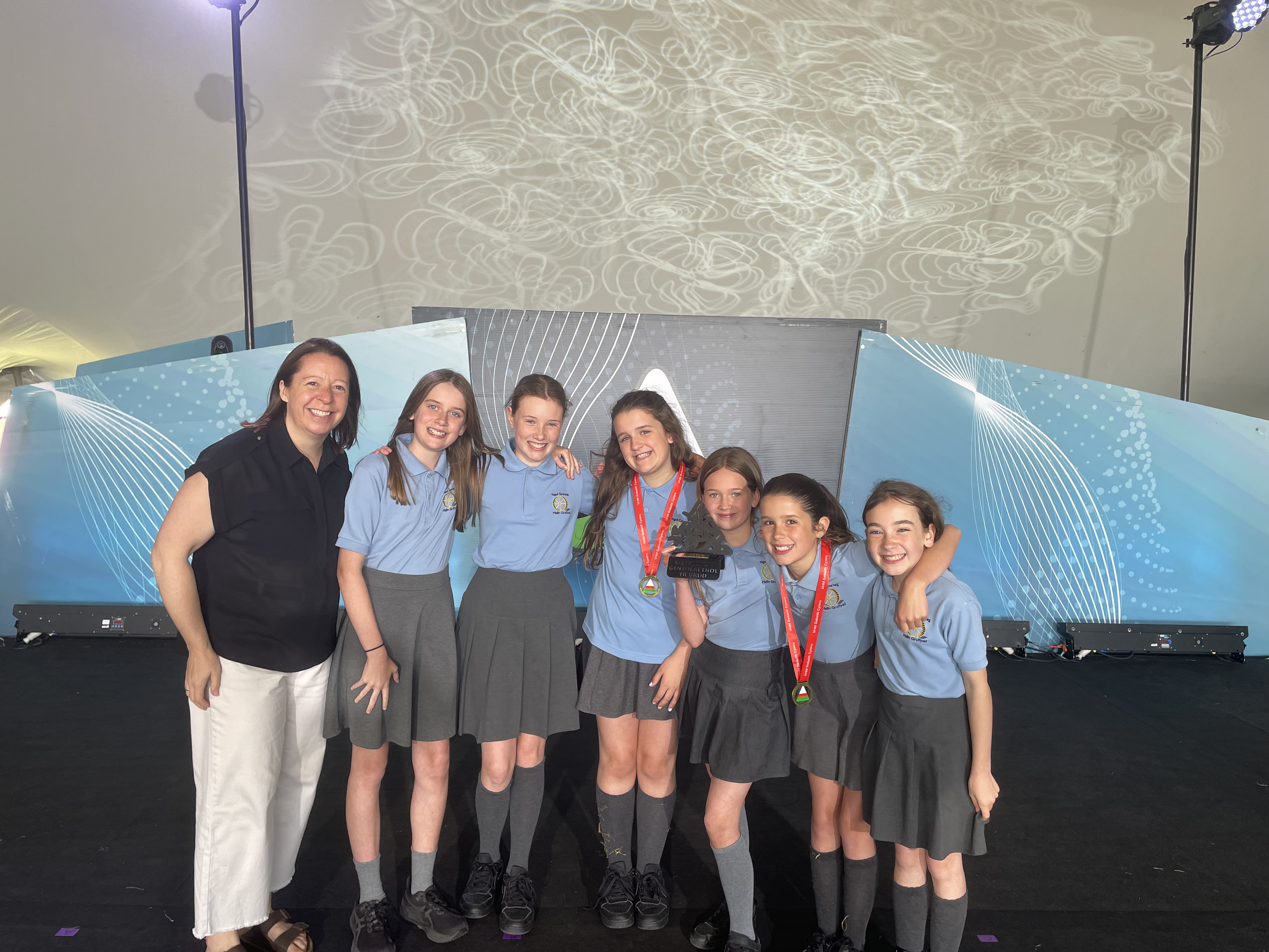 Aelodau o gôr Ysgol Gymraeg Melin Gruffydd, Caerdydd, ochr yn ochr ag Eleri Davies o RWE