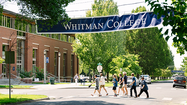 Students cross Boyer Avenue under a “Whitman College” banner