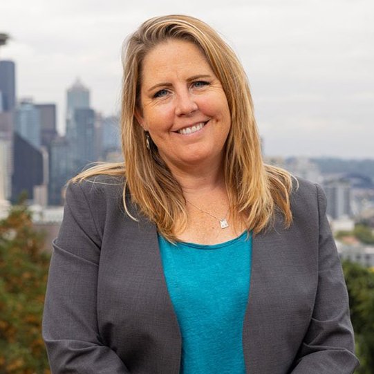 Kira Mauseth stands in Kerry Park with the Seattle skyline in the background