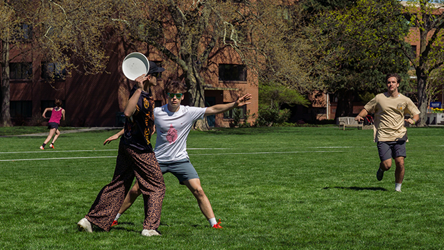 Several Whitman students throwing a Frisbee on Ankeny Field
